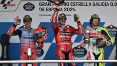 Francesco Bagnaia (mi.), Marc Marquez (li.) und Marco Bezzecchi (re.) (Bild: APA/AFP/JORGE GUERRERO)