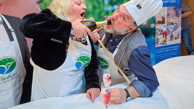 Was wird hier gekocht? So manche wie etwa Marika Lichter und Martin Leutgeb widmeten sich dann doch eher der „flüssigen Kulinarik“.  (Bild: Tuma Alexander/Alexander Tuma / Starpix)