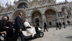 Der Papst verlässt den Markusdom in Venedig – für Franziskus war es der allererste Besuch der Lagunenstadt. (Bild: APA/VATICAN MEDIA/Handout)