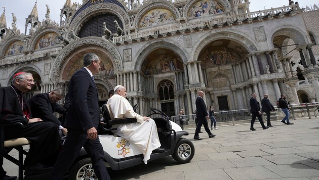 Der Papst verlässt den Markusdom in Venedig – für Franziskus war es der allererste Besuch der Lagunenstadt. (Bild: APA/VATICAN MEDIA/Handout)