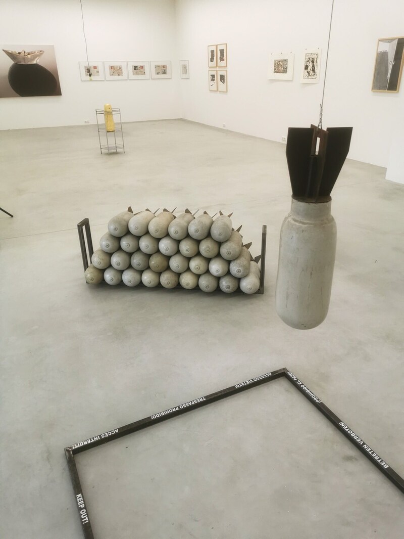 Wolfgang Becksteiner „Während eine Bombe für unermesslichen Lärm sorgt, schaffen 30 weitere große Stille“, 2014  (Bild: Wolf)