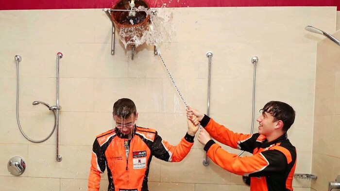 Am Ende gab es die erfrischende kalte Dusche – natürlich samt Overall.