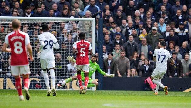 David Raya played the ball straight to the feet of Cristian Romero, who scored to make it 1-3. (Bild: AP/ASSOCIATED PRESS)