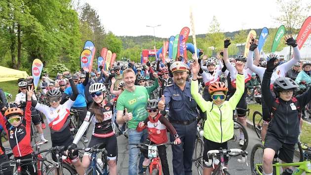 Kelag board member Danny Güthlein and police colonel Adi Winkler motivated the bikers at the start. (Bild: Hronek Eveline)