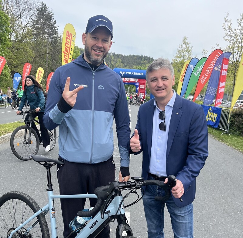 Wolfgang Rutter und Robert Gojkovic von der Volksbank unterstützten beim Start und auf der Strecke! (Bild: Hronek Eveline)