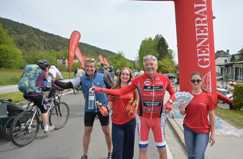 LH Peter Kaiser versorgte die Radler beim Generali-Stand mit Getränken. (Bild: Hronek Eveline)