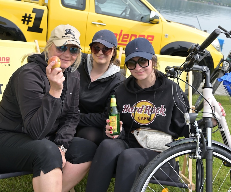 Maria, Emily und Fabienne radelten von Grafenstein zum autofreien Start und um den See. (Bild: Hronek Eveline)