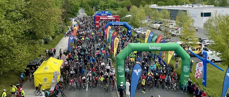 Bis 10 Uhr versammelten sich bereits viele Biker und Skater für den Publikumsstart beim Minimundus. (Bild: Hronek Eveline)