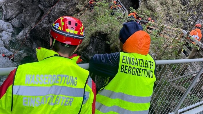 Rund 50 Einsatzkräfte von Wasserrettung, Bergrettung, Feuerwehr und Polizei bargen die Leiche ...