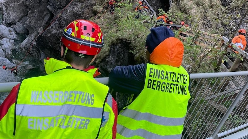 Rund 50 Einsatzkräfte von Wasserrettung, Bergrettung, Feuerwehr und Polizei bargen die Leiche des verunglückten Kajakfahrers Sonntagfrüh. (Bild: Wasserrettung Salzburg)