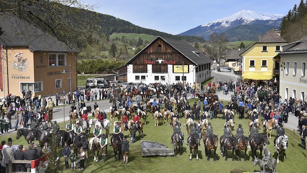 Der Dorfplatz gehörte ganz den Reitern. (Bild: Holitzky Roland)