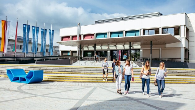 Von den knapp 13.000 Studierenden an der Uni suchen viele günstige Wohnungen (Bild: AAU/Daniela Waschnig)