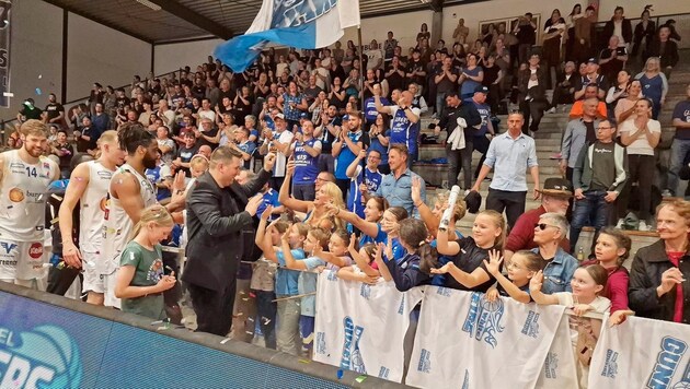 Die Gunners feierten mit ihren Fans. (Bild: Franz Weber)