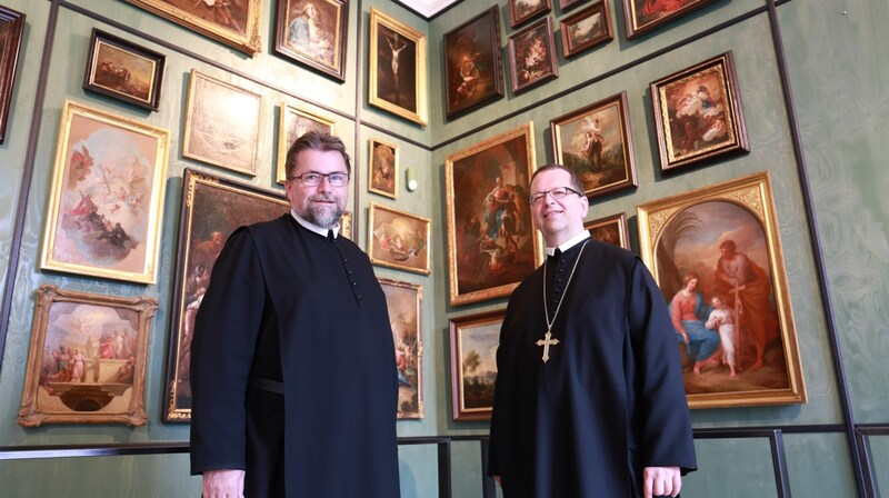 Vor der größten Sammlung an Barockgemälden in Österreich stehen Prior Michael Hüttl und Abt Thomas Renner (von links)  (Bild: c Andreas Anker)