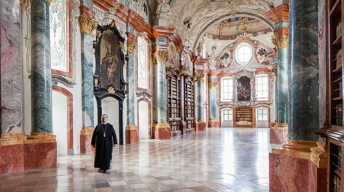 Die ehrwürdigen Gemäuer mehrere Epochen wurden in 20 Jahren Planung mit moderner Architektur zu ...