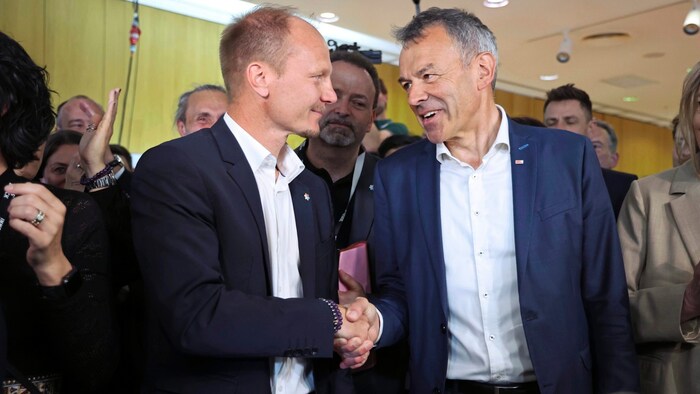 Willi gratuliert Anzengruber (links). 