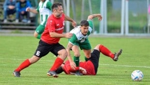 Rosegg Ass Denny Kudler (Mi.) im Duell mit Feistritz-Verteidiger Josef Durnik (li.).  (Bild: Hermann Sobe)