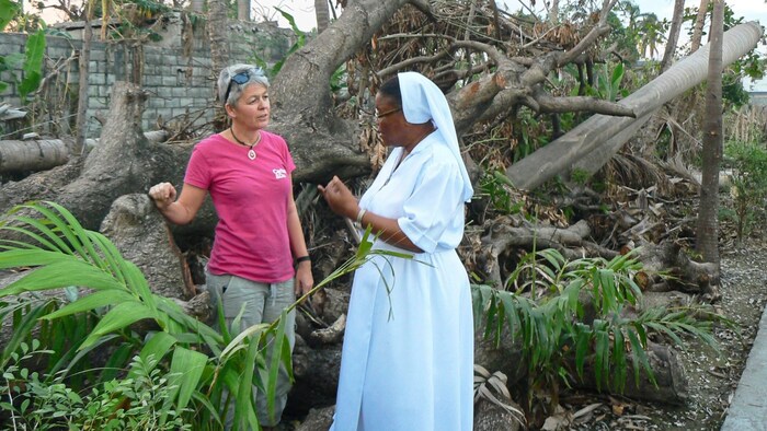  Caritas-Managerin Pamminger im Gespräch mit einer Schwester