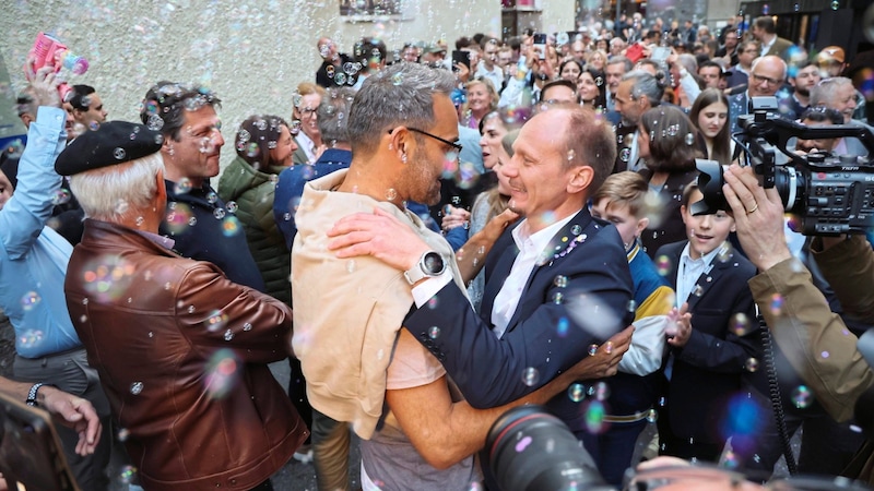 Walser warmly congratulates Anzengruber after his election. (Bild: Birbaumer Christof)