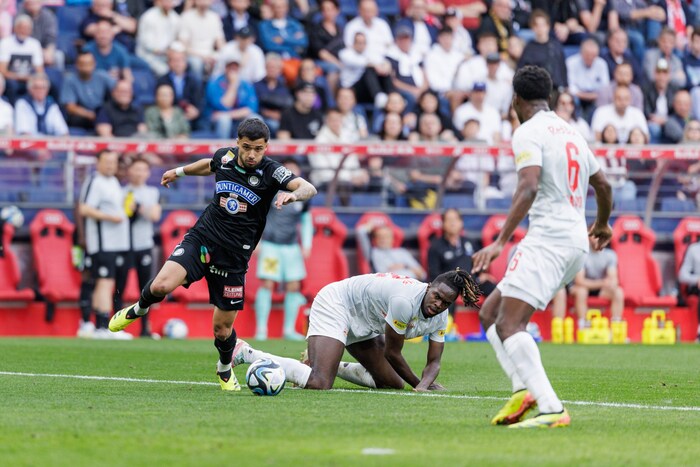 Die Innenverteidiger Oumar Solet (am Boden) und Samson Baidoo sahen gegen Sturms Jusuf ...