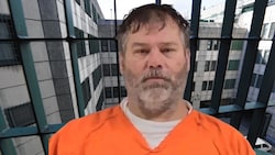 Glenn Sullivan werden die Hoden entfernt, sollte er je aus der Haft entlassen werden. (Bild: Krone KREATIV/HELMUT FOHRINGER / APA / picturedesk.com, Livingston Parish Sheriff‘s Office)