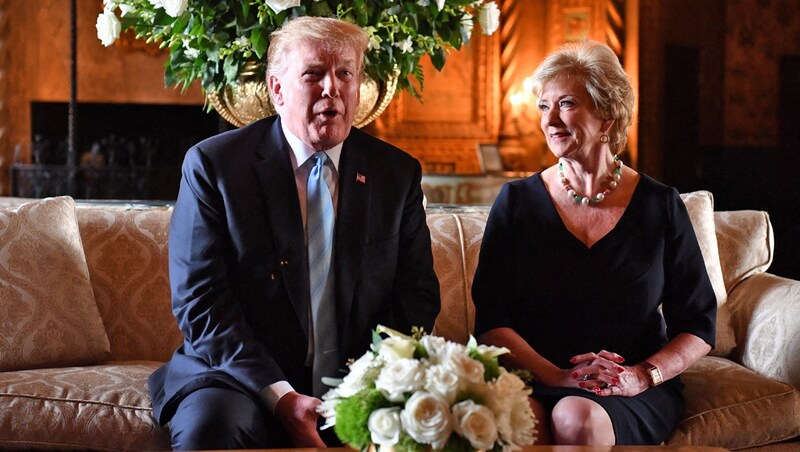 Donald Trump und Linda McMahon (Bild: AFP)