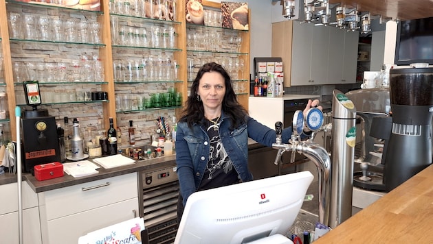 Local resident Bettina Böck is angry about the "construction hole" next to her restaurant: negotiations about damage to the building next door are dragging on. (Bild: Andreas Leisser)