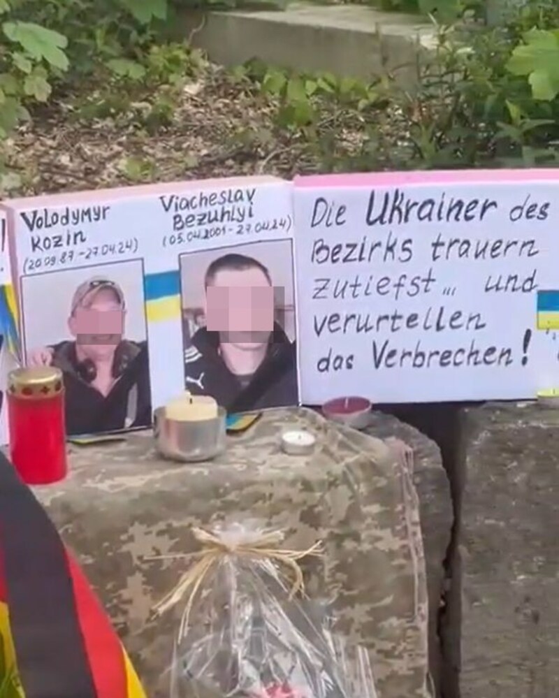 „Die Ukrainer des Bezirks trauern zutiefst und verurteilen das Verbrechen!“, steht auf einem Plakat geschrieben. (Bild: Twitter.com/Anonymous00708, Krone KREATIV)