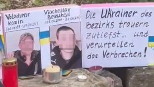 „Die Ukrainer des Bezirks trauern zutiefst und verurteilen das Verbrechen!“, steht auf einem Plakat geschrieben. (Bild: Twitter.com/Anonymous00708, Krone KREATIV)