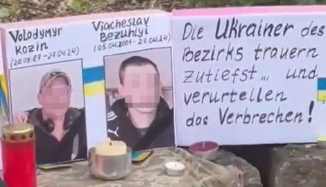„Die Ukrainer des Bezirks trauern zutiefst und verurteilen das Verbrechen!“, steht auf einem Plakat geschrieben. (Bild: Twitter.com/Anonymous00708, Krone KREATIV)