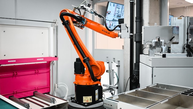 Seit etwas mehr als einem Jahr ist die mit drei Robotern ausgestattete Smart-Factory in Betrieb. (Bild: Wenzel Markus)