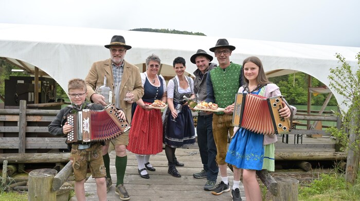 The Draufloß team with landlady Bettina Sulzer-Gallant and the young musicians Fabio and Selina, ...