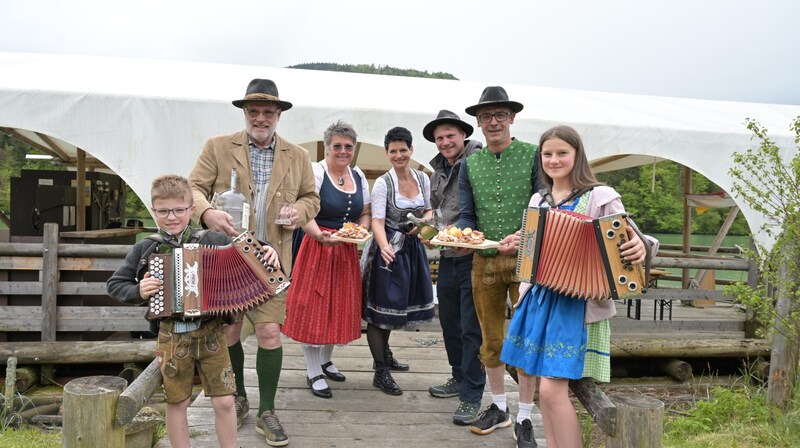 The Draufloß team with landlady Bettina Sulzer-Gallant and the young musicians Fabio and Selina, who entertain on the harmonica. (Bild: Hronek Eveline)