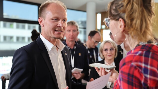 Innsbrucks neuer Bürgermeister Johannes Anzengruber im Gespräch mit „Krone“- Redakteurin Nadine Isser. (Bild: Birbaumer Christof)