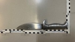 Mit diesem Messer soll der junge Mann die Burschen bedroht haben. Die mutmaßliche Tatwaffe wurde sichergestellt.  (Bild: LPD Wien)