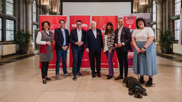 Tanja Wehsely, Markus Hollendohner, Jürgen Czernohorszky, Michael Häupl, Sabine Rauscher, Marius Baumeister and a volunteer at the ceremony in Vienna City Hall. (from left to right) (Bild: Studiokoekart)