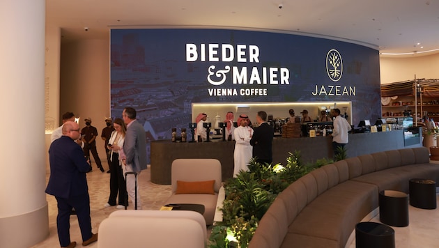 Die Kooperation wurde fixiert zwischen Bieder & Maier sowie der saudischen Marke Jazean. (Bild: KTHE)