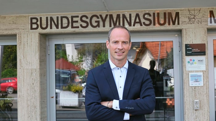 Martin Baumann vor dem Alten Gymnasium in Leoben 