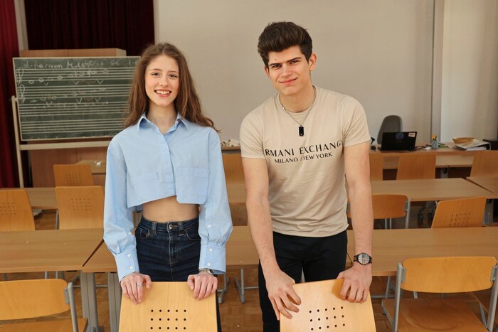 Valentina und Benjamin im Prüfungsraum für die Matura