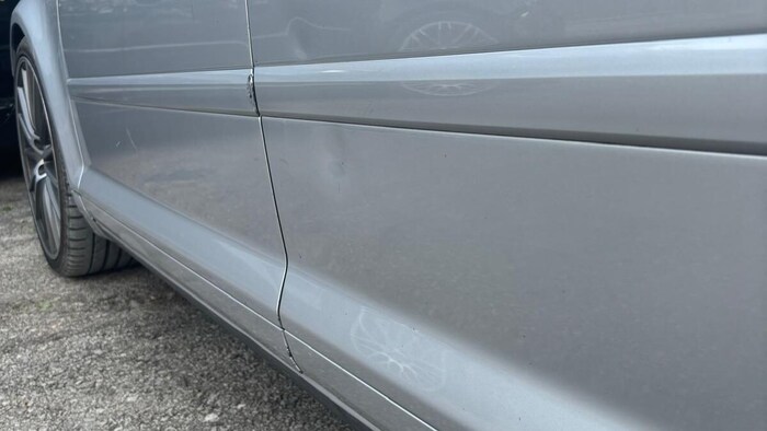Ein paar kleinere Dellen und Fußabdrücke soll das Auto von der Attacke davongetragen haben.