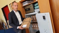 Versiegelt und im Tresor versperrt: Schulleiter Martin Baumann mit den Matura-Aufgaben. (Bild: Jauschowetz Christian)