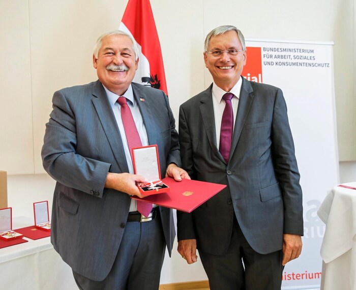 Vom Land Burgenland wurde er 2017 mit dem Komturkreuz des Landes sowie von der SPÖ mit der ...
