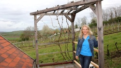 Beate Schütz auf der Terrasse hinter dem ausgebauten Keller-Dachstüberl. (Bild: Andreas Leisser)