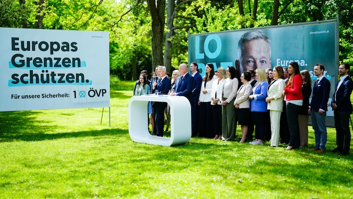 Baş aday Reinhold Lopatka Pazartesi günü ÖVP'nin AB seçimlerine yönelik programını ve afişlerini ...