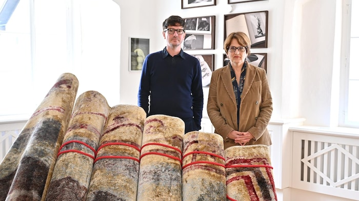 Markus Proschek und Hemma Schmutz mit Teppichen als Floß