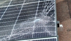 Mehrere Fotovoltaik-Paneele am Dach vom Hotel Waldhof in Gerlos haben den Winter nicht überstanden. (Bild: Hotel Waldhof)