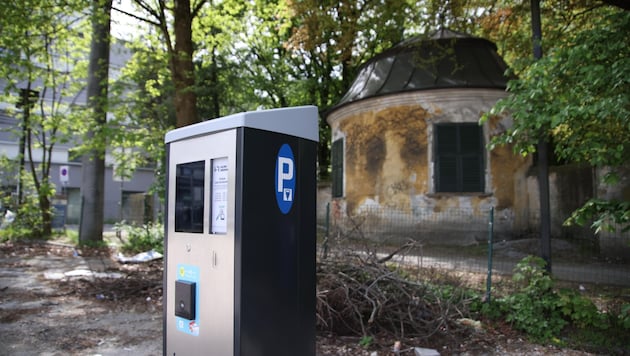 Für den Parkplatz vor der „Kapsreiter“-Villa in Salzburg-Schallmoos fehlen Genehmigungen. (Bild: Tröster Andreas)