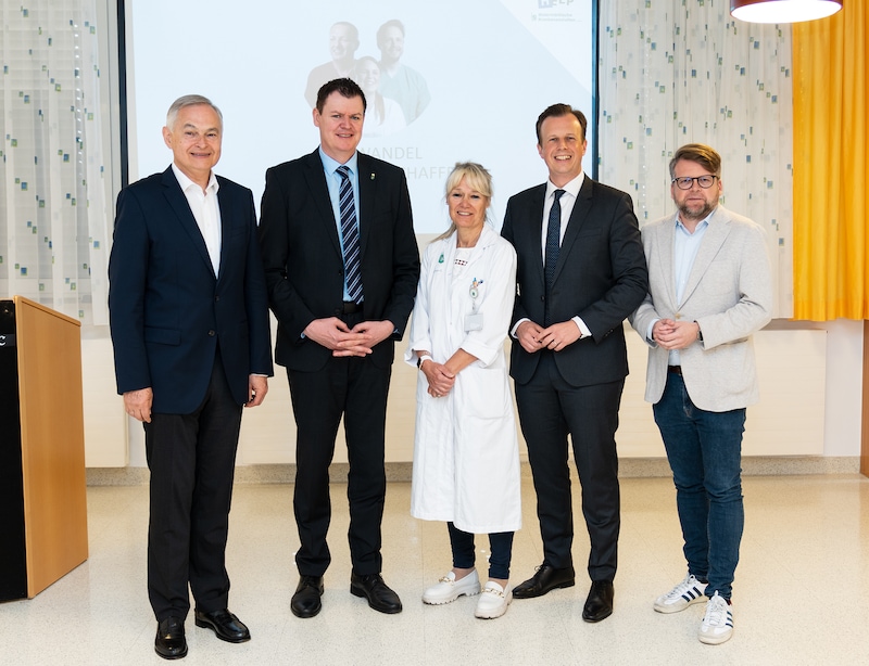 Presented the new hospital structures yesterday: Kages CEO Gerhard Stark, Kages CFO Ulf Drabek, Gabriele Treichler (Medical Director of LKH Weststeiermark), LR Karlheinz Kornhäusl and SPÖ Club Chairman Hannes Schwarz (from left). (Bild: Petru Rimovetz)