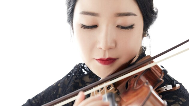 Die südkoreanische Virtuosin See-eun Lee spielt beim Nachtkonzert.
