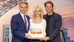 Generalintendant Alfons Haider samt Hauptdarsteller Anna Rosa Döller und Mark Seibert freuen ...